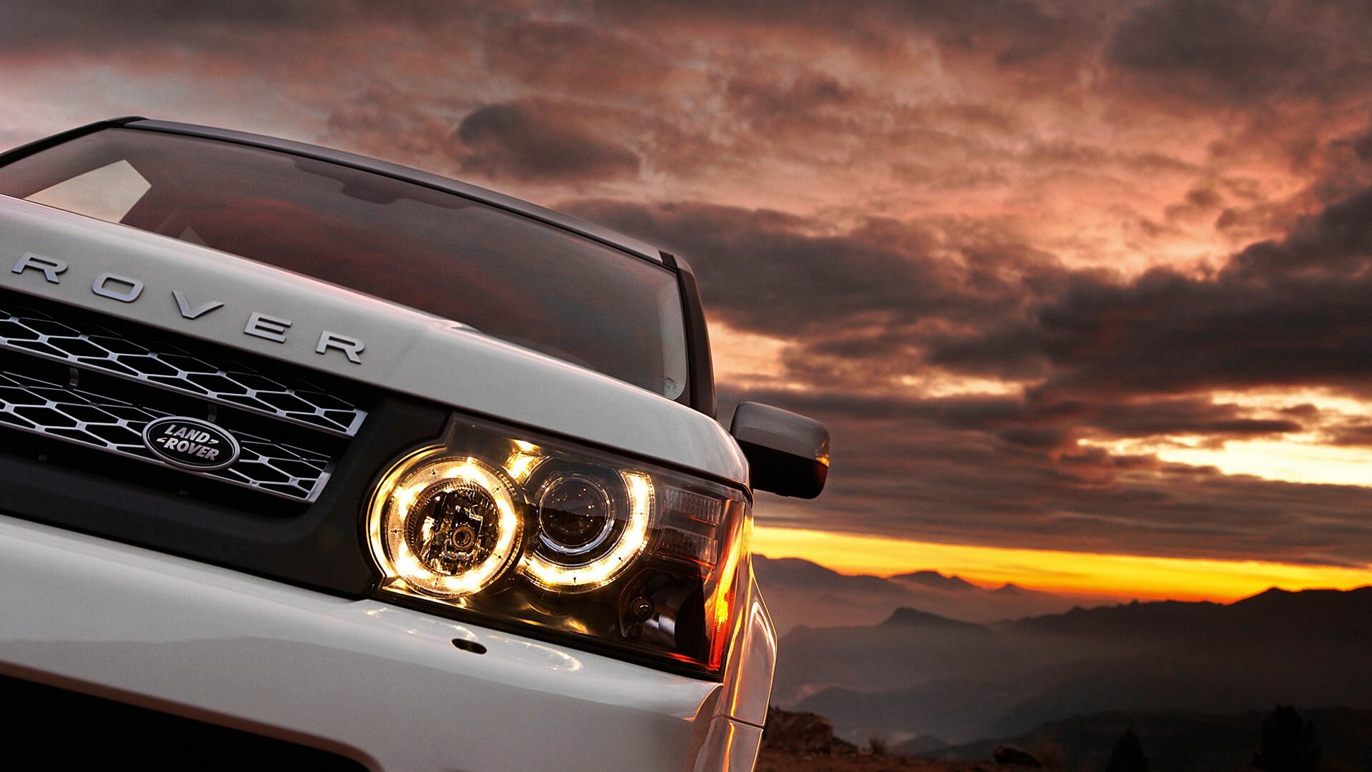 Read more about the article Why Range Rover is the Ultimate Off-Road Luxury Vehicle